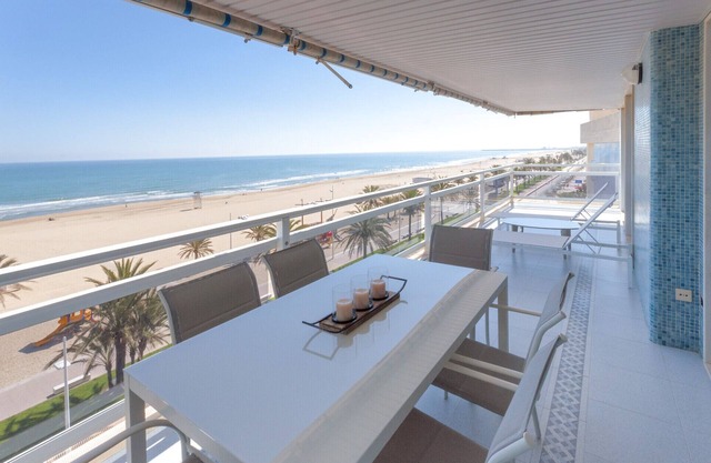 Apartment am Strand mit Aussicht. Elegante Dekoration