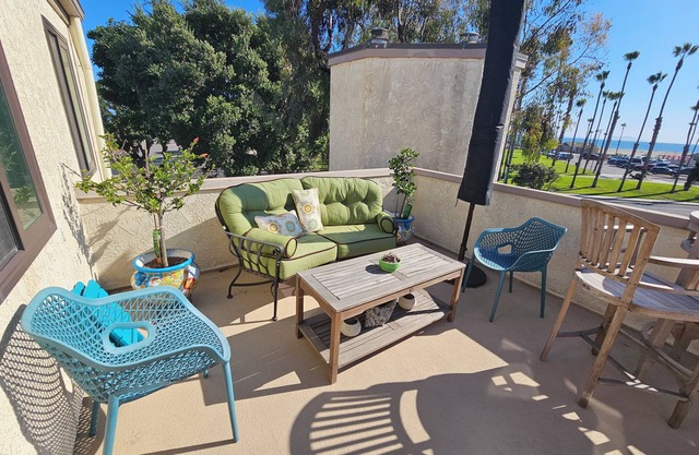 Oceanfront Condo Steps from the Beach w/Unobstructed Beach/Pier/Island Views