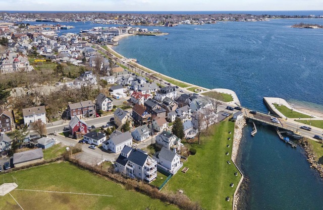 Enjoy Fully Equipped 3 BR Oceanfront Condo