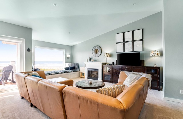 Oceanfront condo with sweeping ocean views, pool & hot tub access - WiFi, W/D