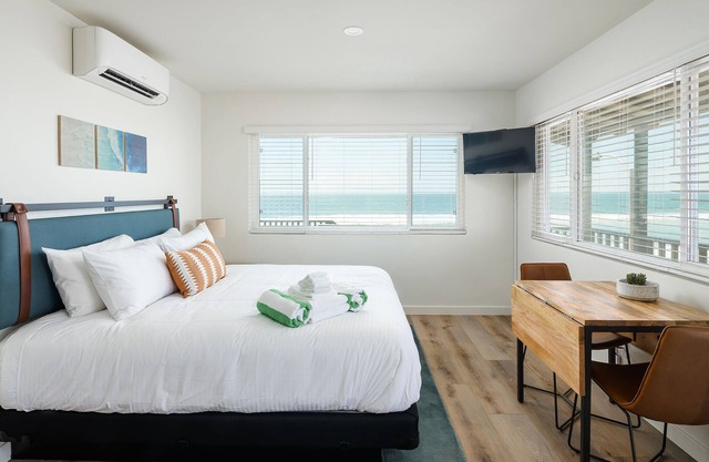 Oceanfront Corner Studio with Cal King (306)