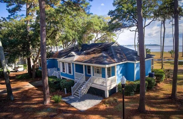 OCEAN FRONT "BLUE FUSKIE" COTTAGE - POOL - FABULOUS!