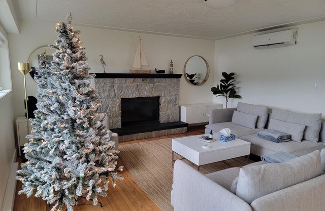 Oceanfront Cottage with Hot Tub close to Wineries