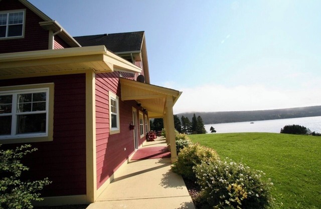 Oceanfront Cottage in quiet Newfoundland town 30 minutes from St Jonh's.