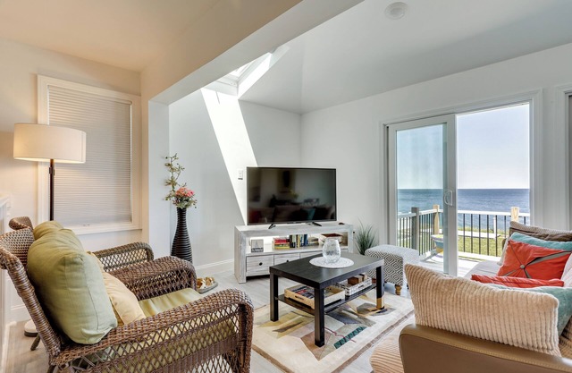 Oceanfront Cottage on Cape Cod Bay w/Game Room