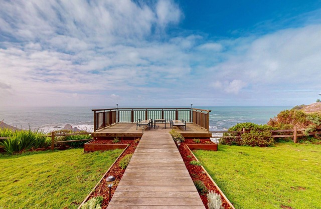 Oceanfront Cottage w / Deck, atemberaubende 180-Grad-Ansichten und 7. 5 Hektar