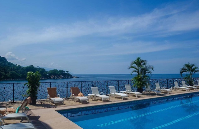 Oceanfront Deluxe Condo...Steps to Sandy Beach!