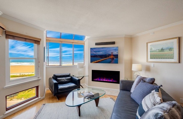OCEANFRONT Direct VIEW at the beach/ balcony/elevator