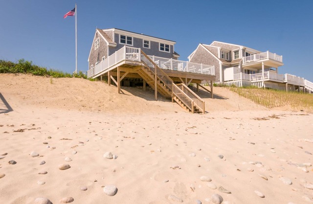 Oceanfront dog friendly cottage on Spring Hill Beach with AC