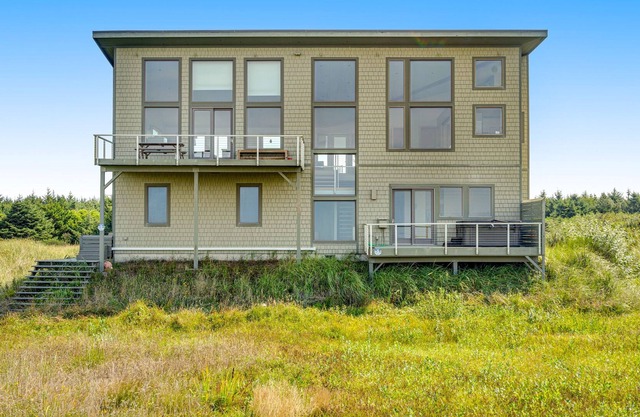 Oceanfront, dog-friendly home with amazing view, hot tub, decks & fireplace