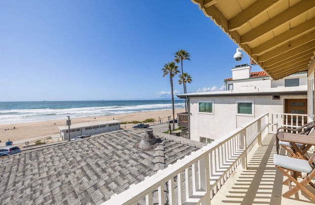 Oceanfront! 3Bd 2Ba w / Jacuzzi & Bikes!