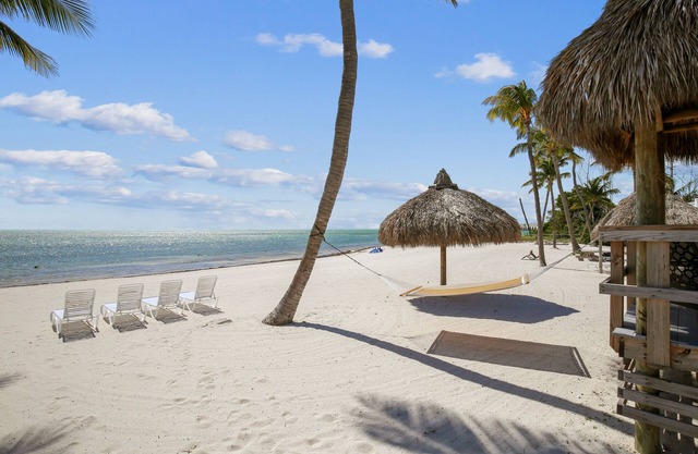 Oceanfront Duplex mit einer spektakulären Aussicht, Strand und Dock