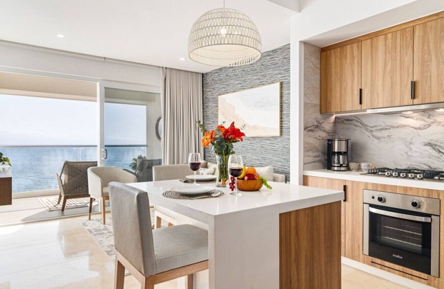Beach Front Condo~8 Pools~Amazing Views