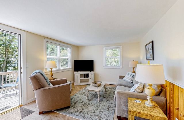 Oceanfront escape with deck, views of Lobster Cove & firepit - walk to town