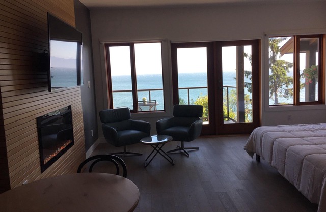 Oceanfront/French Beach, king studio condo, ocean stairs, quiet area, fire pit