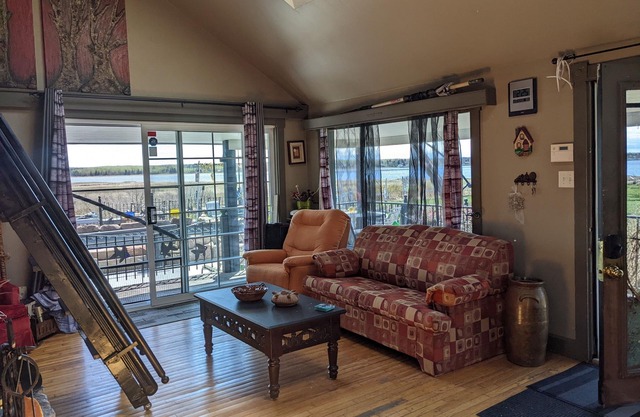 Oceanfront "funky" house with outdoor pool and tiki bar