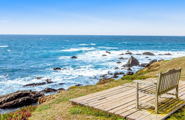 Oceanfront home on the bluffs with amazing view, hot tub, game room - 1 dog OK