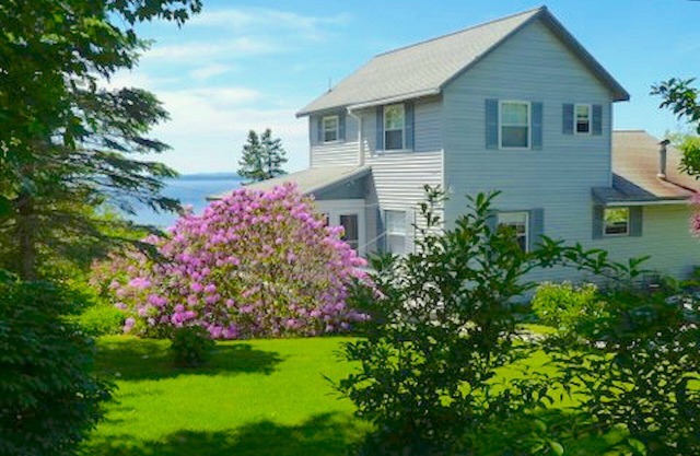 Haus am Meer mit Blick auf Penobscot Bay, Castine Maine. Die Geschichte ist reich!
