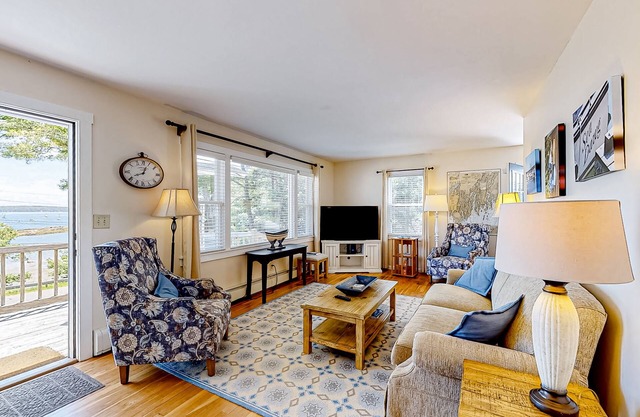 Oceanfront home on Lobster Cove with deck & shared firepit - walk to town
