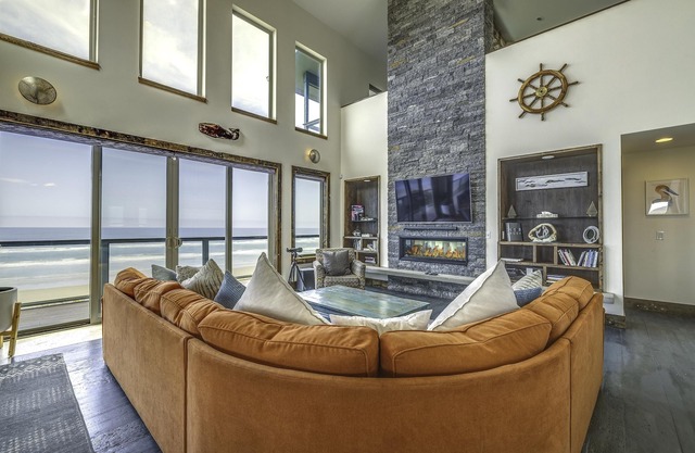 Chic Newport Home w / Whirlpool & Sauna am Strand!