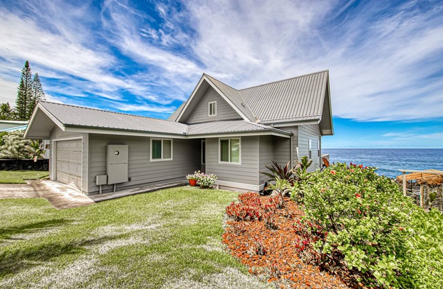 Oceanfront Home w/ Incredible Lanai, Great Ocean View, WiFi, Washer/Dryer