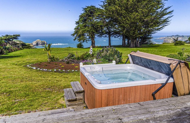 Haus am Meer w / privaten Whirlpool, Meerblick & Unterhaltung!