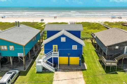 Oceanfront Home - Walk Out to Sand & Surf