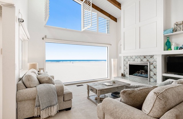 Oceanfront Home with Giant Picture Windows, Gas Fireplace, and Free WiFi