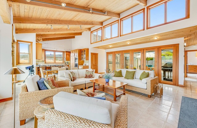 Oceanfront home with private hot tub, beautiful courtyard & shared pools/saunas