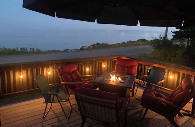 Oceanfront Hot Tub - 90m from the Cable Building National Historic Site Canada