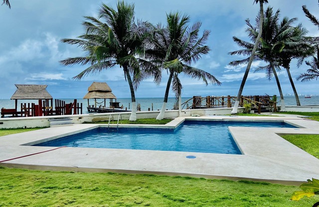 Oceanfront house in Cancun with private pier