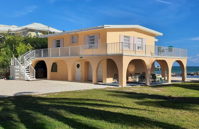 Oceanfront Beach House mit geschützten Kanal Dockage, B. Y. O. Boot