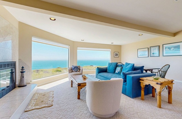 Oceanfront Vermietung mit modernem Dekor, Blick auf die Wiese, Gemeinschaftspool und eigenem Whirlpool