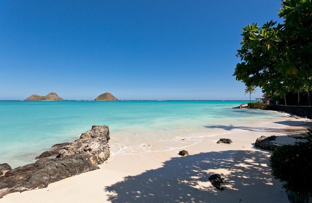 Am Meer gelegenes Lanikai-Haus mit Zugang zum abgeschiedenen weißen Sandstrand