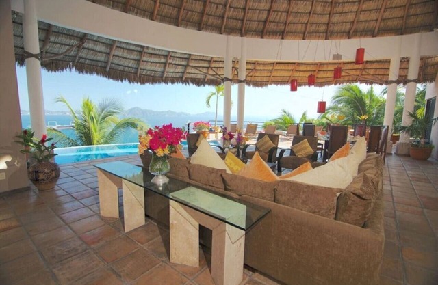 Luxuriöser Infinity-Pool mit 5 Schlafzimmern ab 550 USD / Nacht