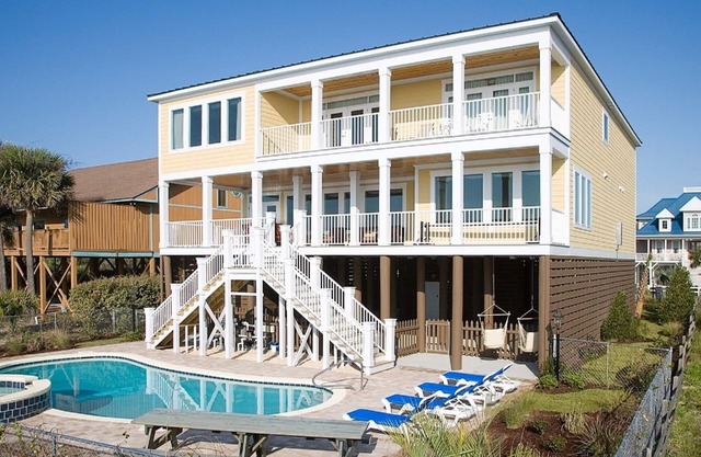 Oceanfront Myrtle Beach Home - Schlafmöglichkeiten für 26. 8 Schlafzimmer + 8. 5 Badezimmer!