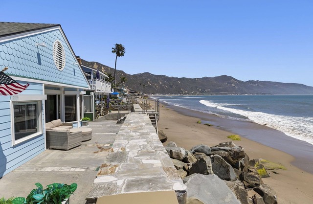 Oceanfront Oasis: Available for longer term rental for fire displacement