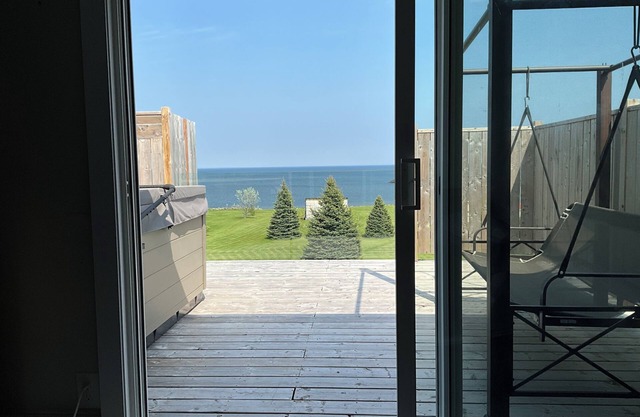 Oceanfront paradise, 4-bedroom house in Cocagne with hot tub, WiFi, AC.