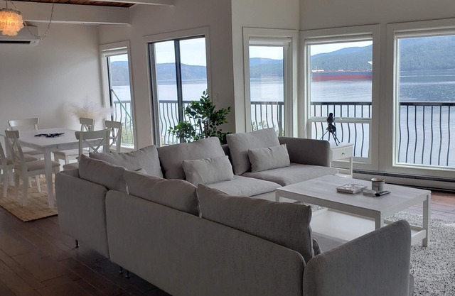 Oceanfront Paradise with Hot Tub