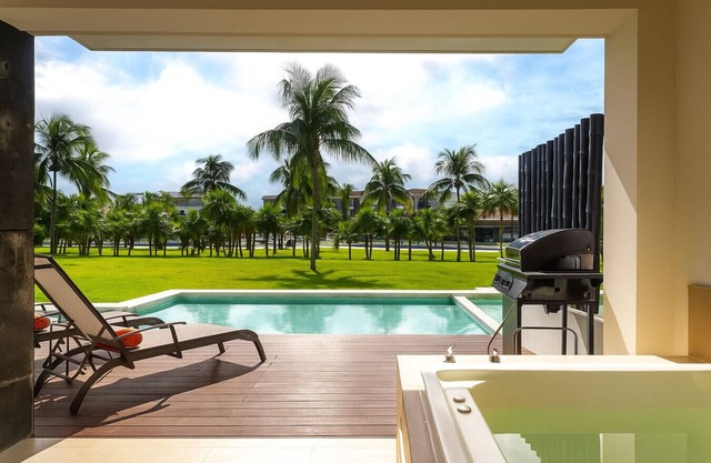 Oceanfront resort, walkout pool, Mareazul. La Casa Bonita