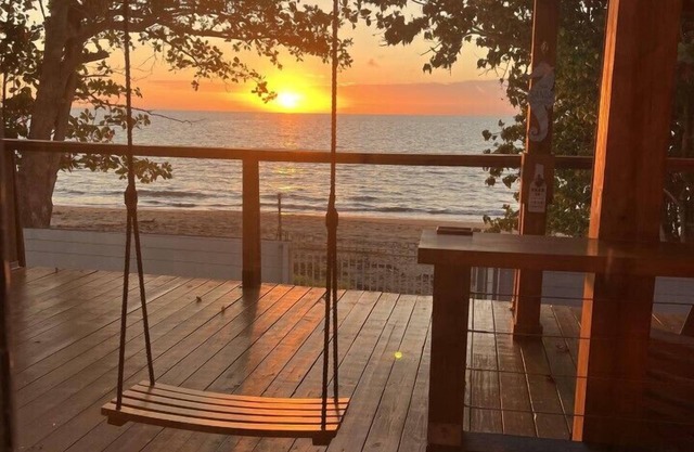 Oceanfront Retreat w/Terrace, Direct access to Beach & BBQ