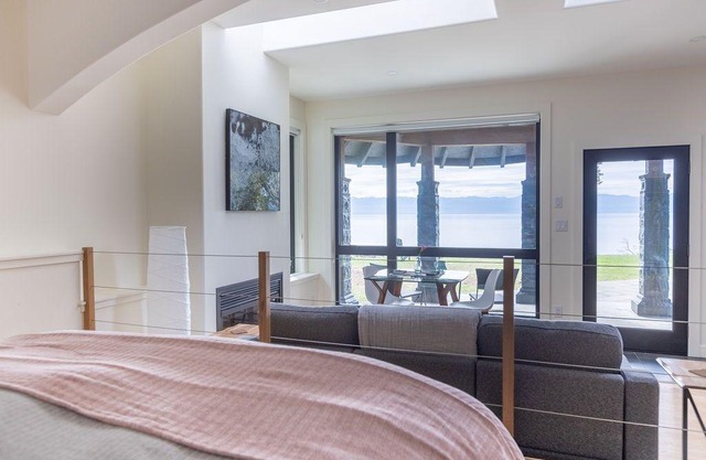Oceanfront, sauna, hot tub, outdoor shower, private, fireplace, BBQ, adult only.