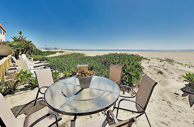 Oceanfront Silicon Beach Retreat w/ Private Balcony: Near LAX Airport