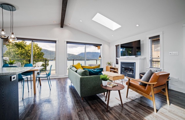 Oceanfront Sleep 7 with amazing views in Port Renfrew