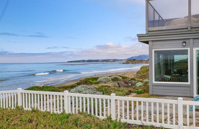 Oceanfront Stay Near Cambria & Beaches 2 En-Suites