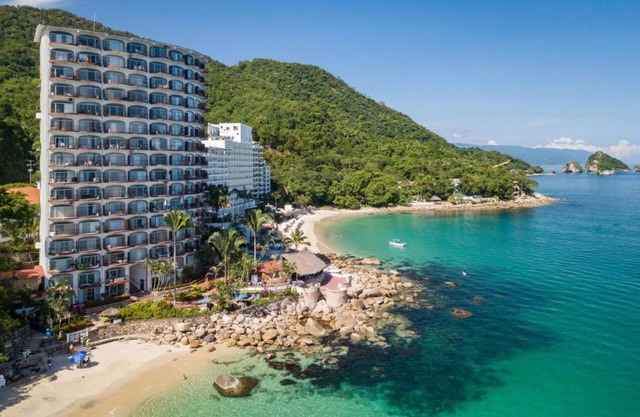 Oceanfront studio condo on Las Gemelas Beach Fully remodeled.