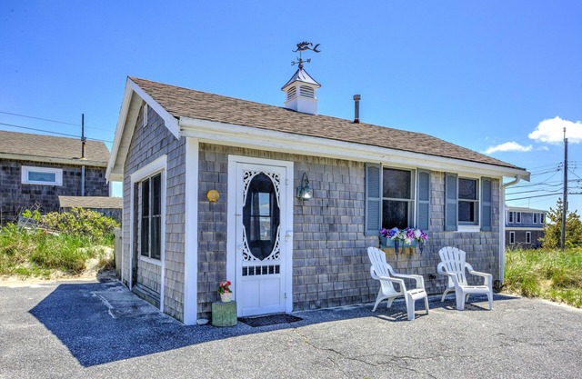 Oceanfront Studio on East Sandwich Beach with AC and WiFi