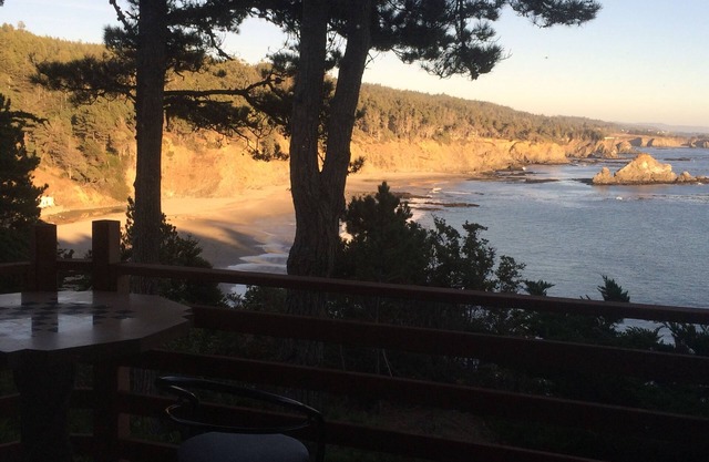 Oceanfront Studio with views of the Pacific Ocean & Direct Access to the Beach S