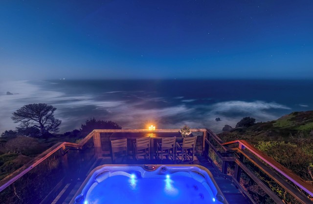 Oceanfront/ Stunning Views/ Hot Tub/ Contemporary