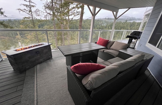 Oceanfront Suite Over Roche Cove Regional Park, Private and Pet Friendly!